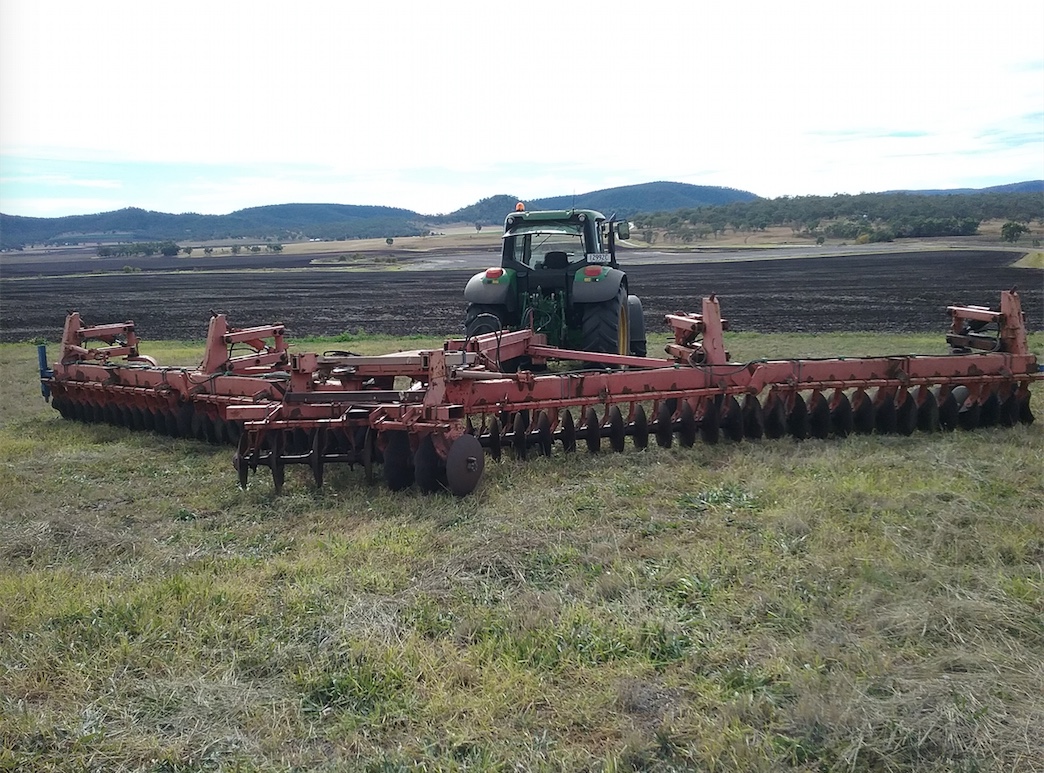 Hesston 2410 Disc Harrow with Prickle Chain Machinery